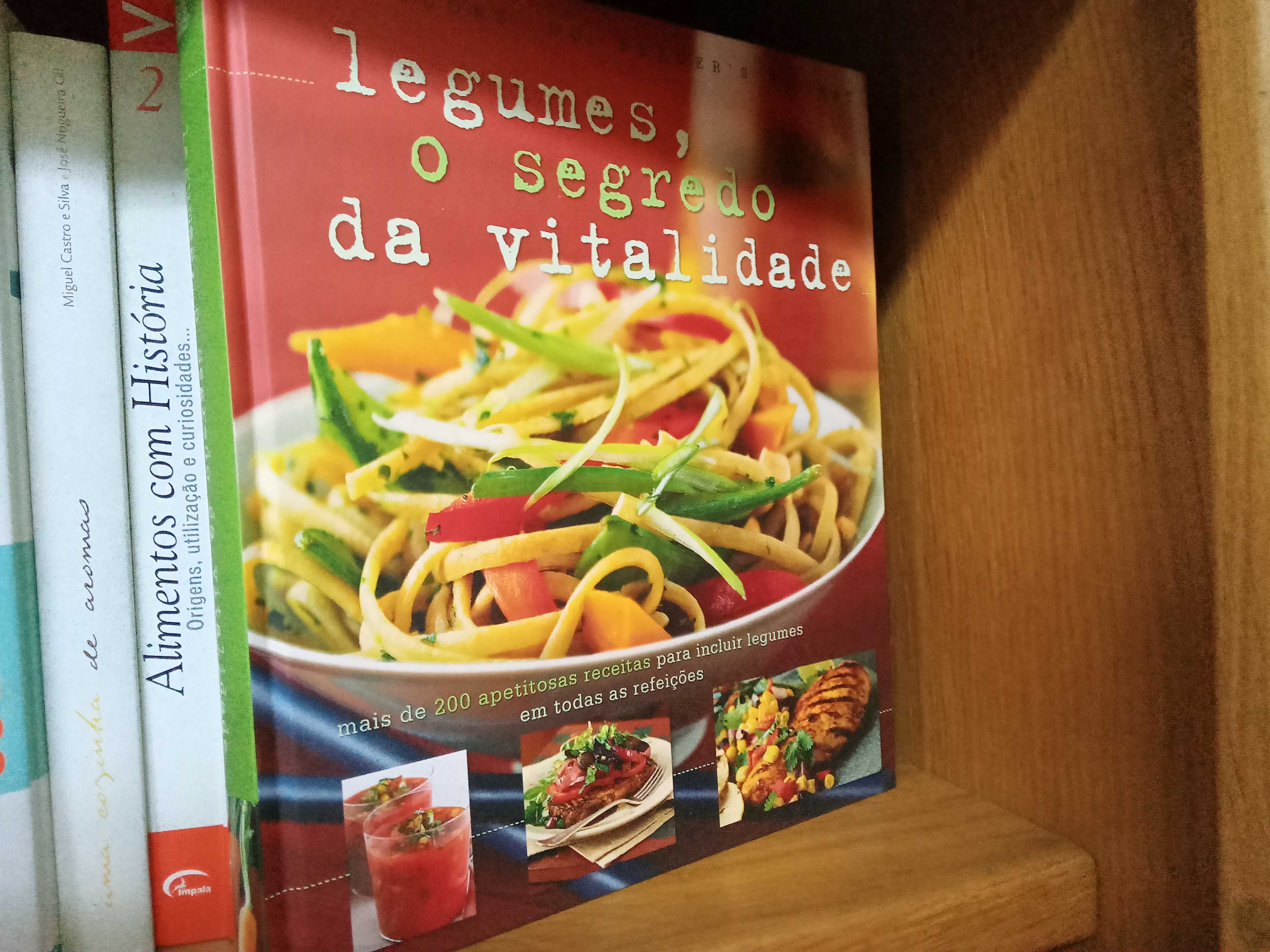 Acervo de cerca de 300 Livros de Culinária