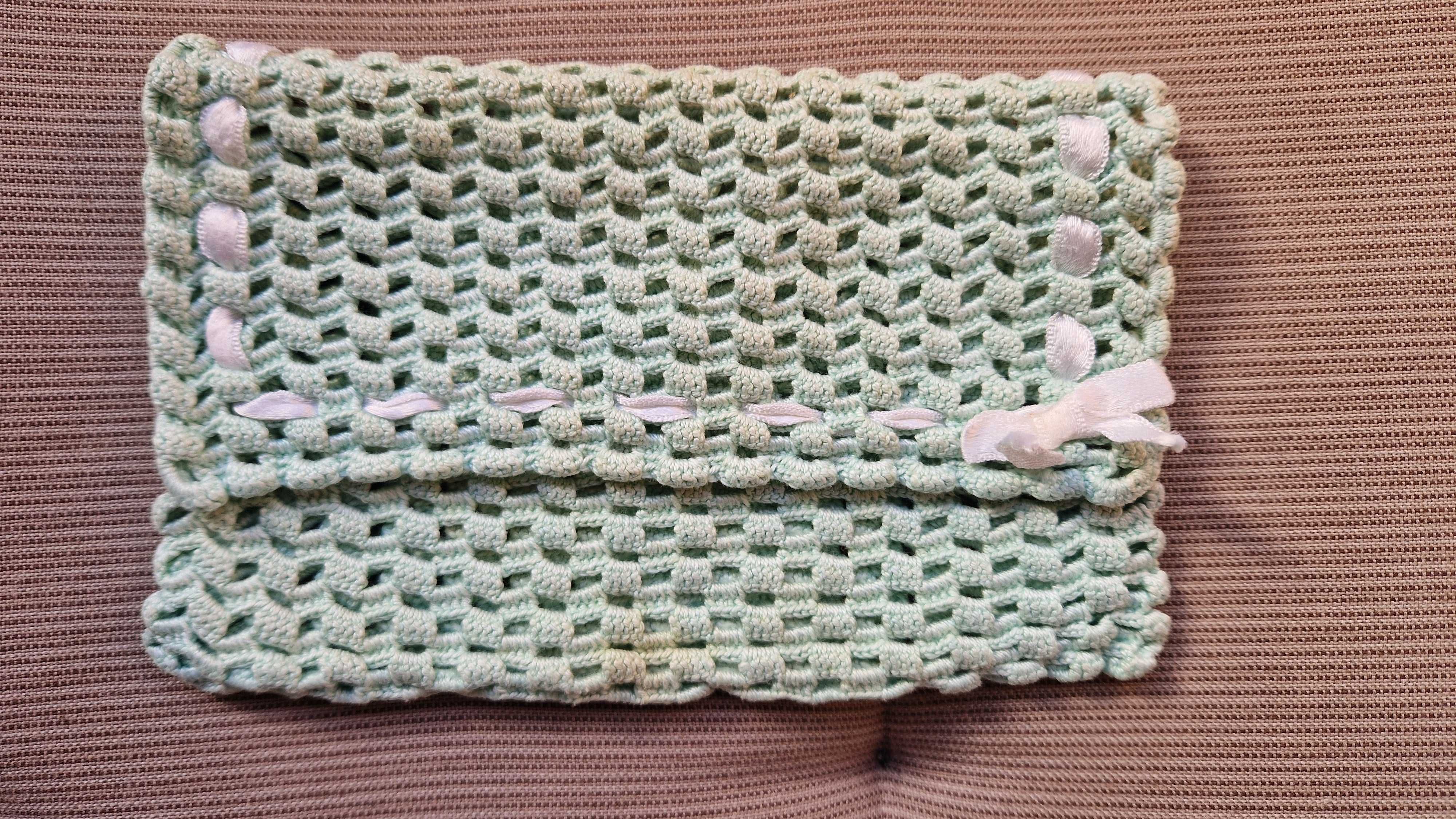 Bolsa croché verde claro com laços de cetim