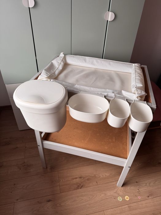 Przewijak z materacykiem, koszem i pojemnikami