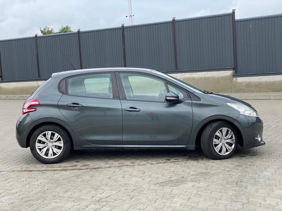 Автомобіль Peugeot 208 2012