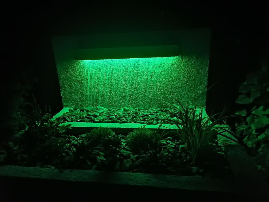 Duża fontanna z donicą do ogrodu, na taras do hotelu