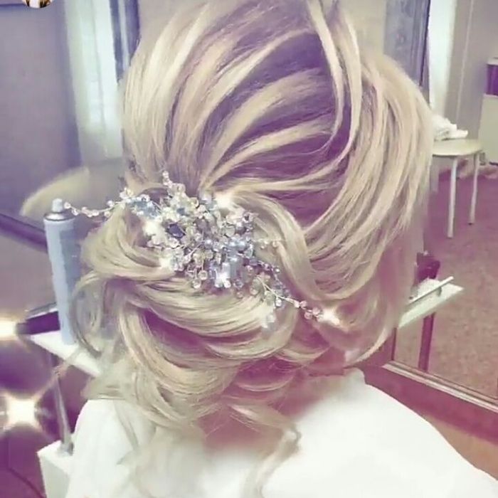 Гребень, заколка  для волос.