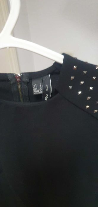 Vestido preto, com ombreiras e tachas
