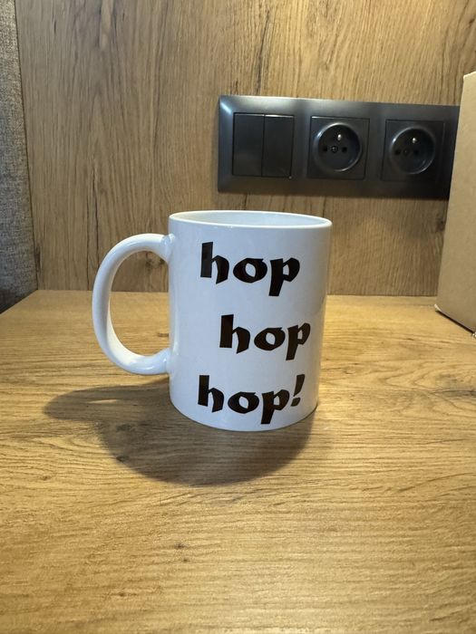 Kubek ceramiczny z motywem z serialu 1670 nowy hop hop hop 330 ml