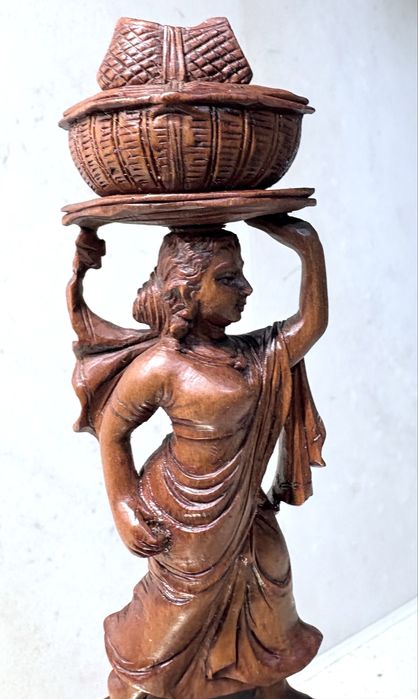 Magnífica pequena antiga escultura do Sec. XIX em madeira esculpida