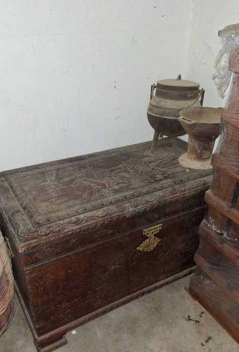 Arca de madeira trabalhada