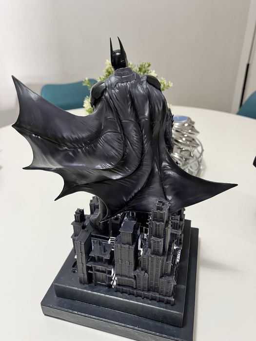 Boneco estátua Batman Arkham Knight Gotham City