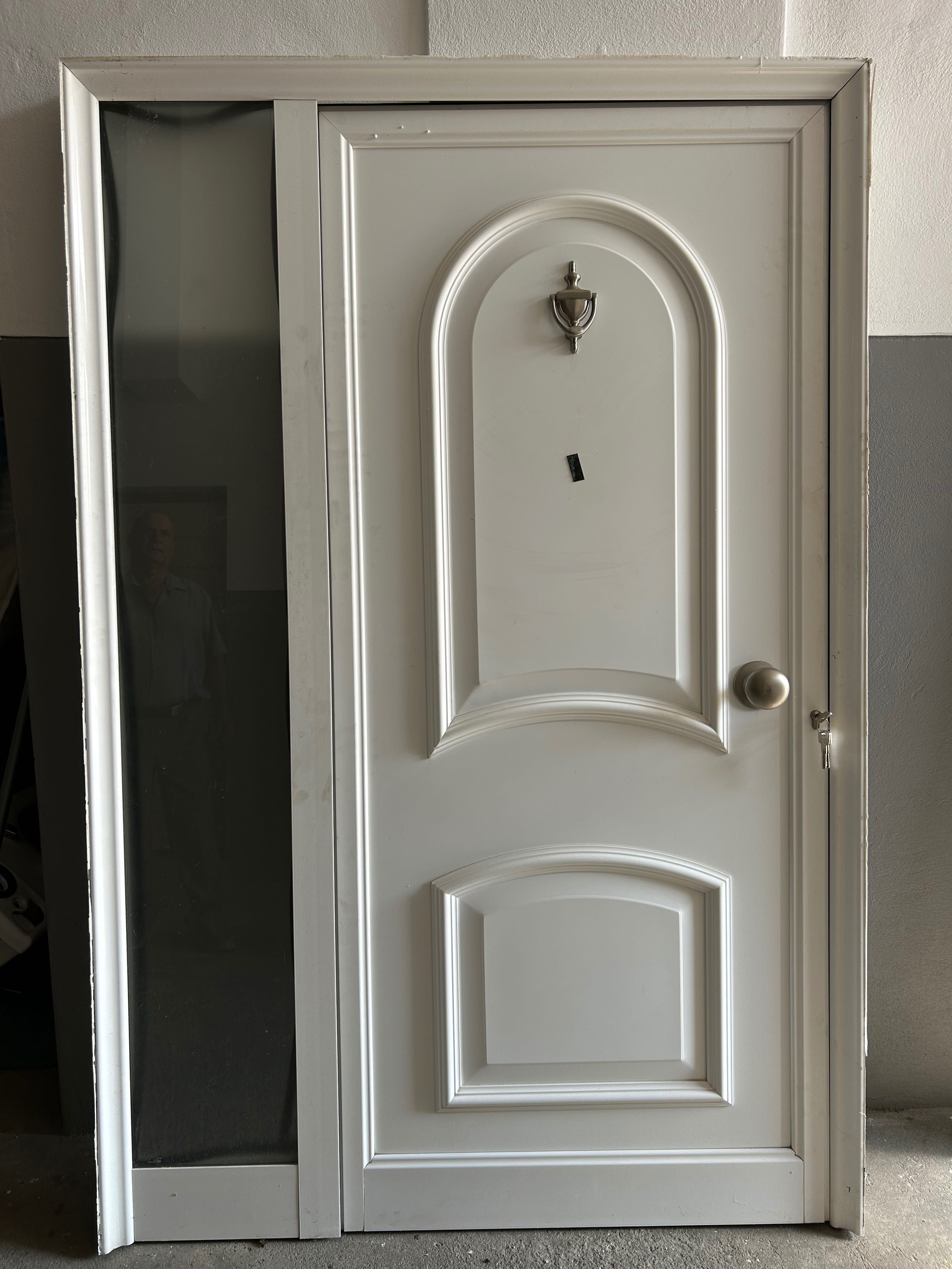 Porta de entrada com vitral como nova