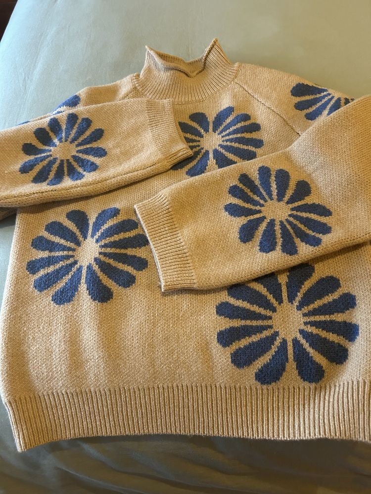 Camisola bege com motivos azuis