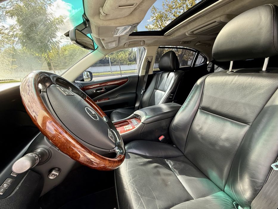Lexus LS460L, AWD, Ottoman, 2009