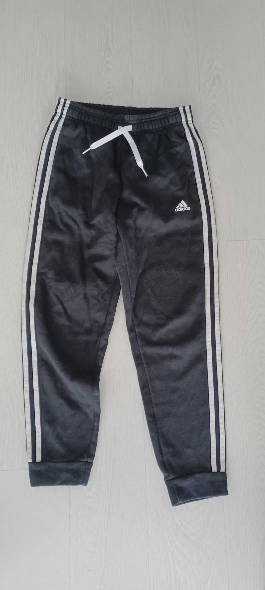 Spodnie bawełniane z kieszeniami firmy Adidas na 152 dtan bdb