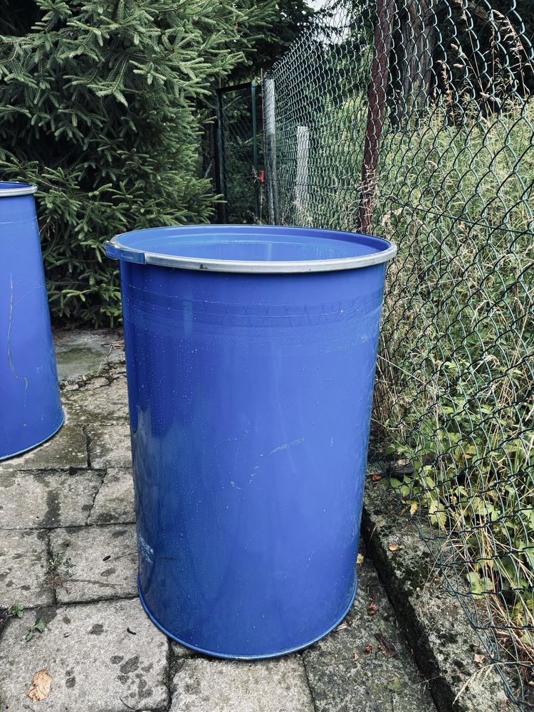 Beczki metalowe z pokrywą i zaciskami