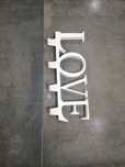 Cabide com formato "love"