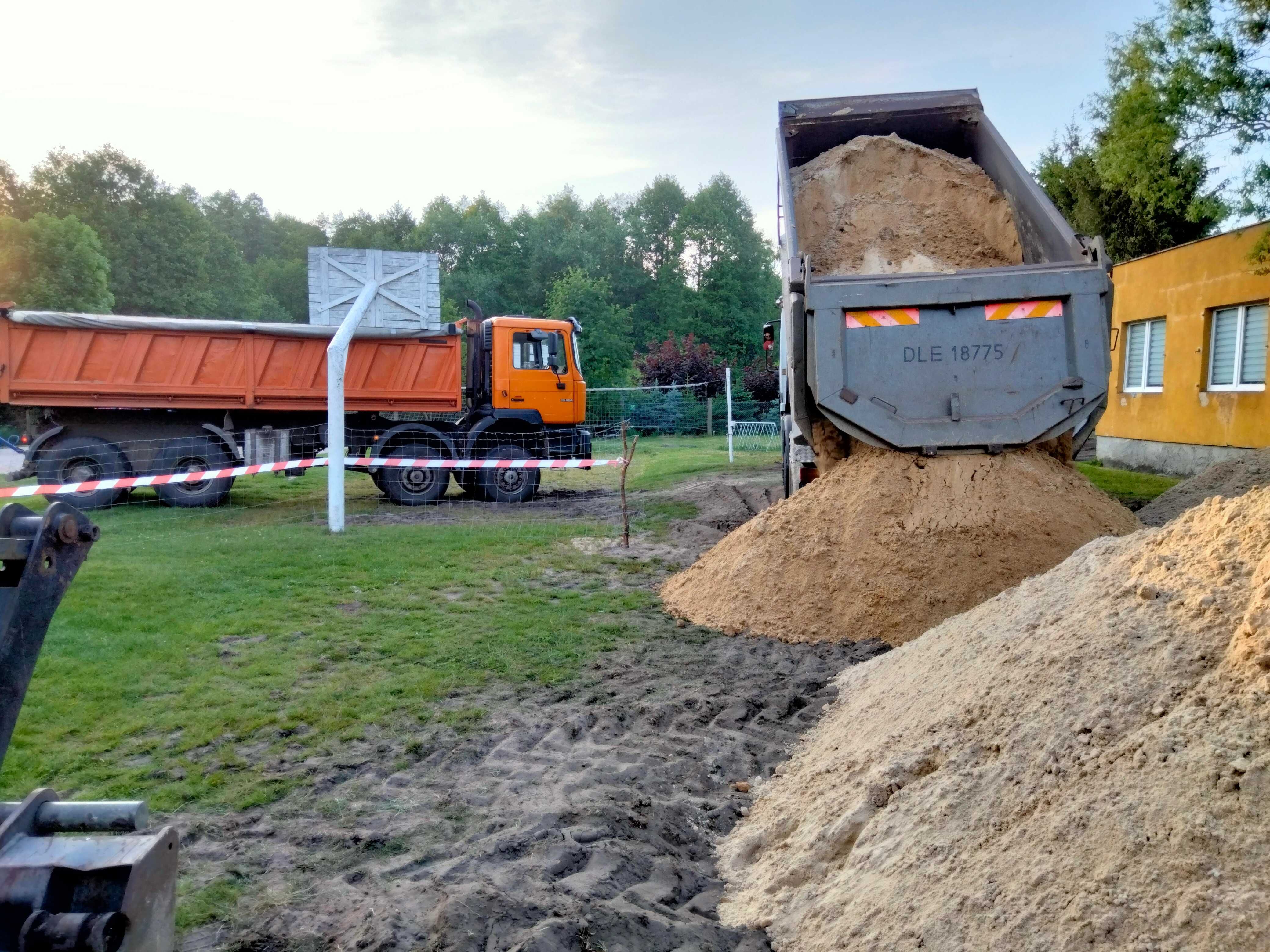 Transport Wywrotką Czteroosiową Naczepą Wanną Wywrotki Usługi Wozidłem