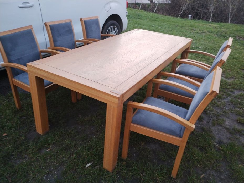 Stół drewniany z krzesłami
