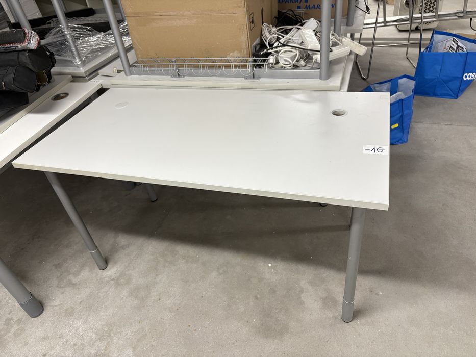 Swietne biurka biurowe z organizerem na kable ikea