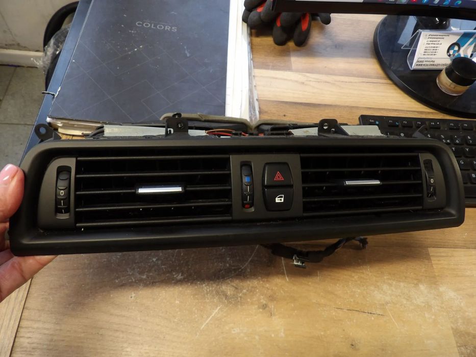 BMW - F10 - ŚRODKOWA KRATKA NAWIEWU - PO LIFT - F49192897