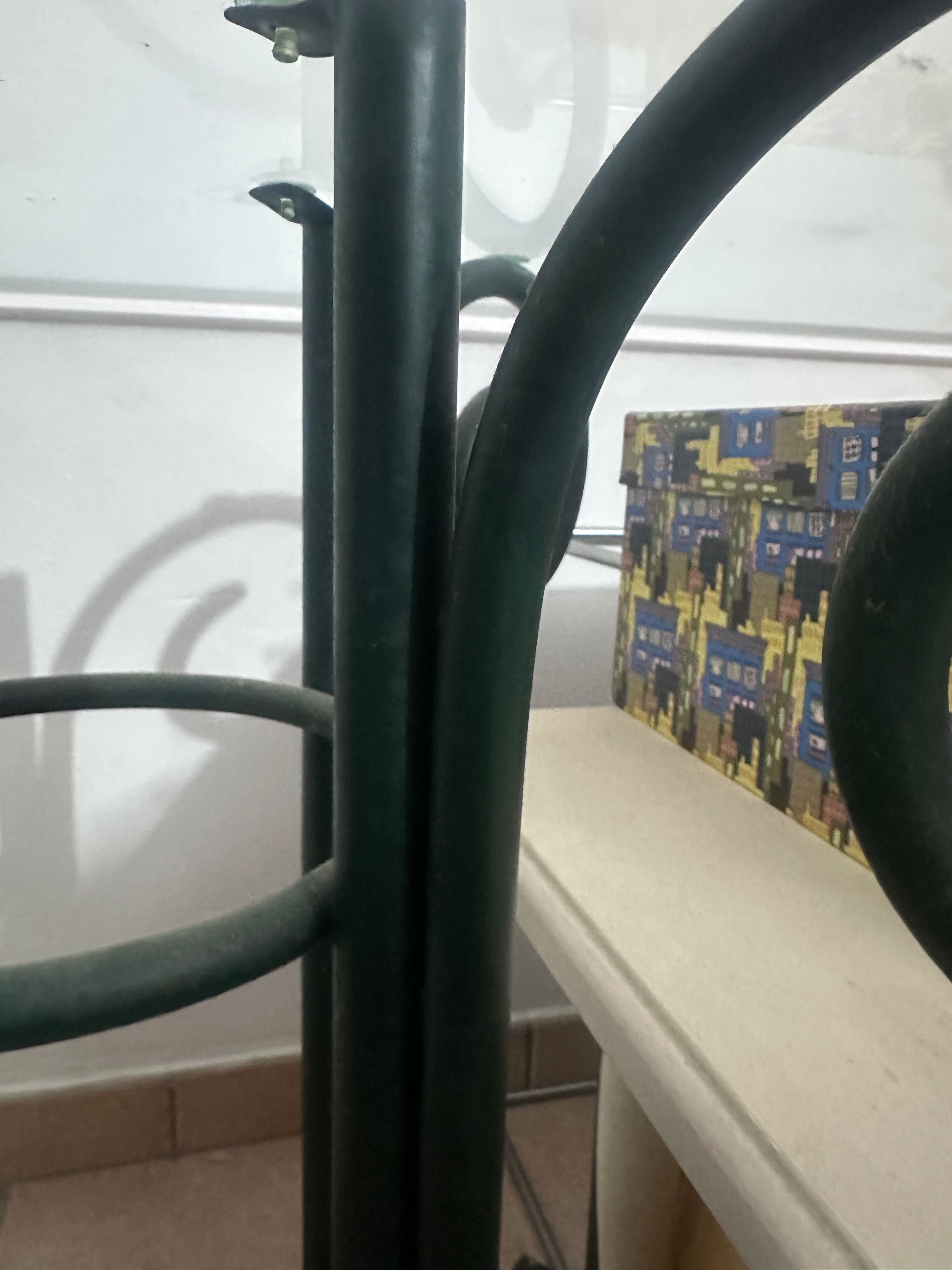 Vendo mesa com tampo de vidro para desocupar