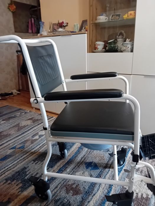 Wózek inwalidzki toaletowy z hamulcami krzesło sanitarne