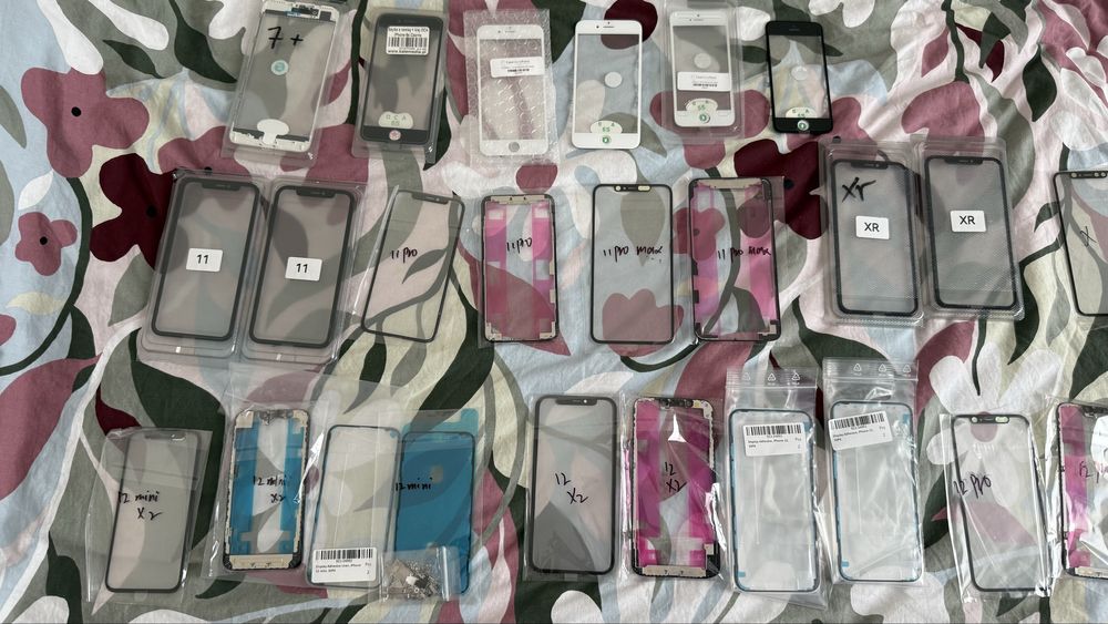 Zestaw szybek, oryginalnych uszczelek i ramek do laminacji LCD iPhone