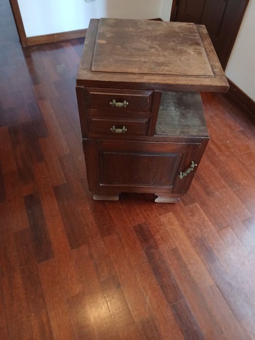 Mesinha de cabeceira antiga, a precisar de restauro