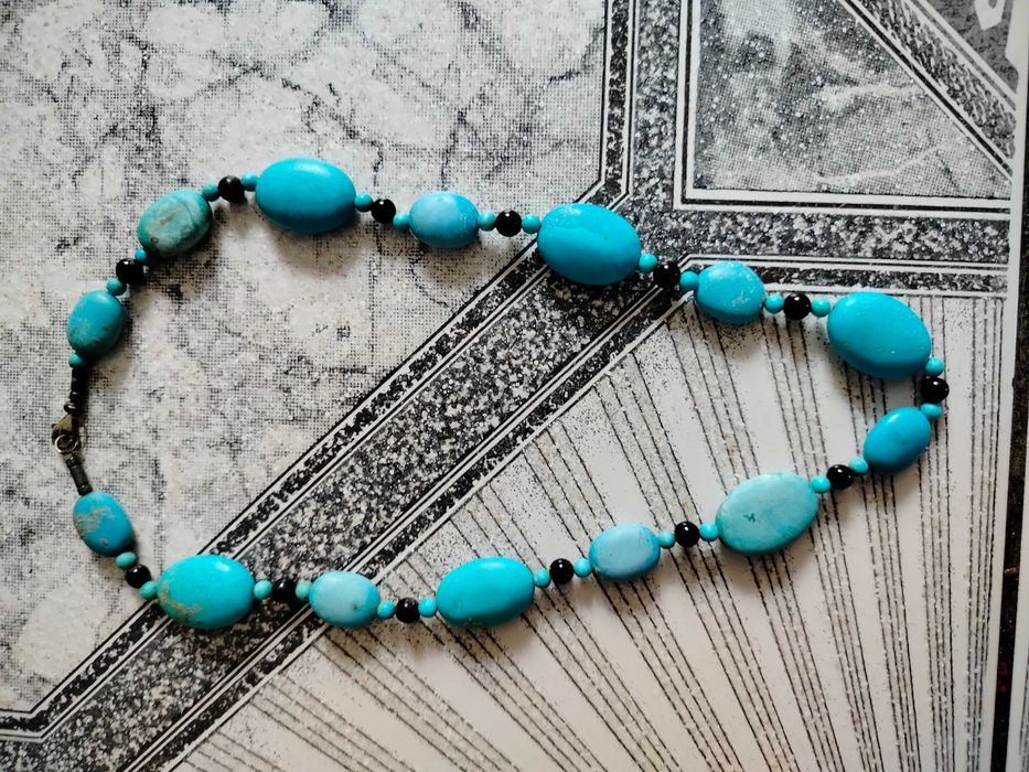 Wisiorek z niebieskich kamyków