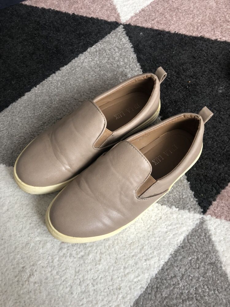 Beżowe buty slip on