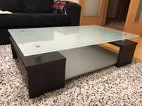 Mesa de sala em vidro e madeira