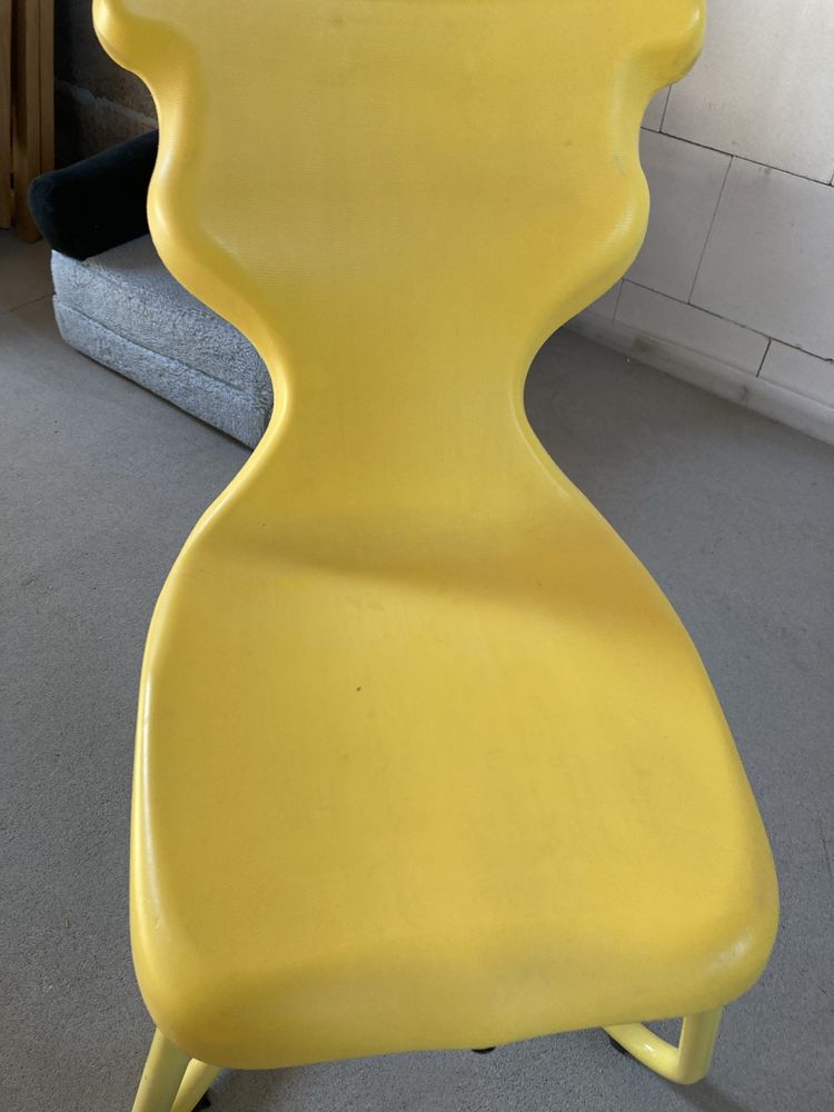 Krzeslo do biurka dla dziecka zolte plastikowe dobre krzeslo ikea