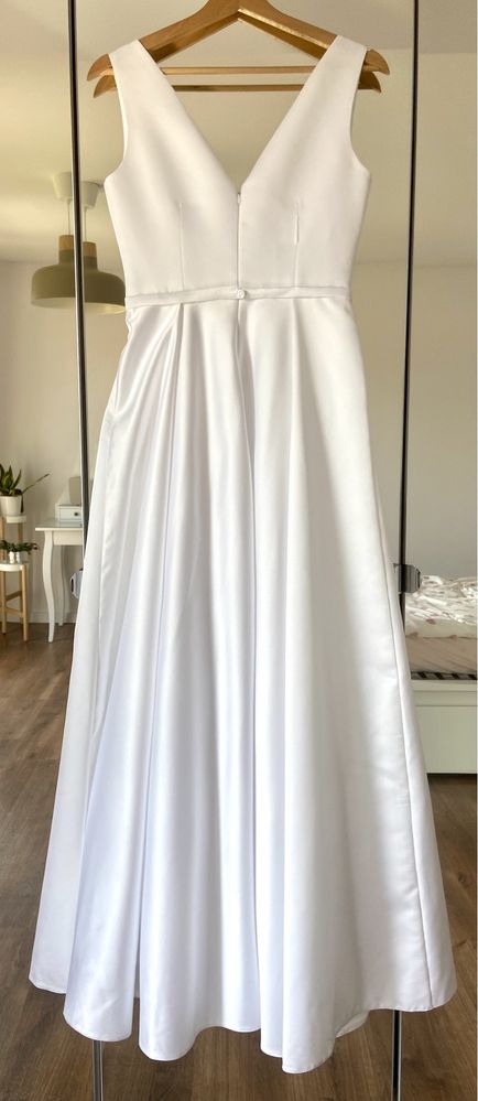 Suknia ślubna satyna prosta minimalizm XS S litera a księżniczka