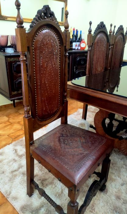 Conjunto de 8 cadeiras em madeira e couro para sala de jantar