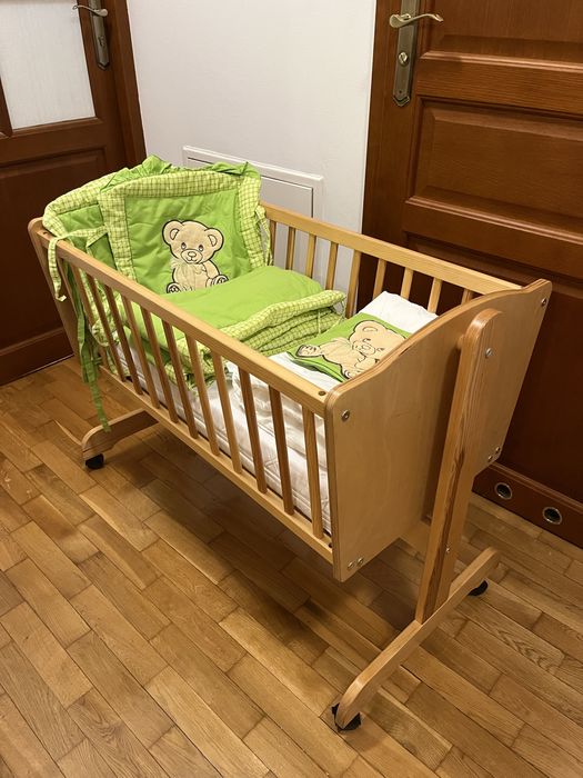 Kołyska drewniana na kółkach