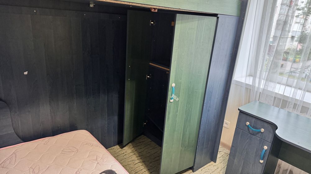 Двохярусне ліжко з матрасами та шафою