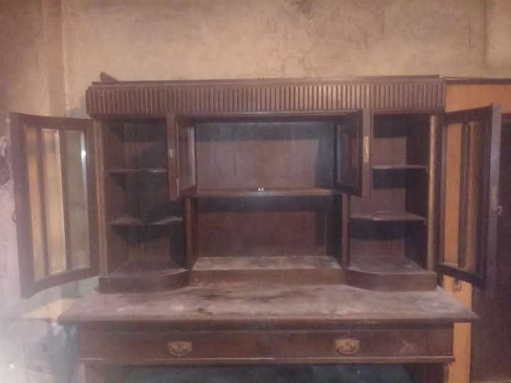 Kredens z czasów PRL