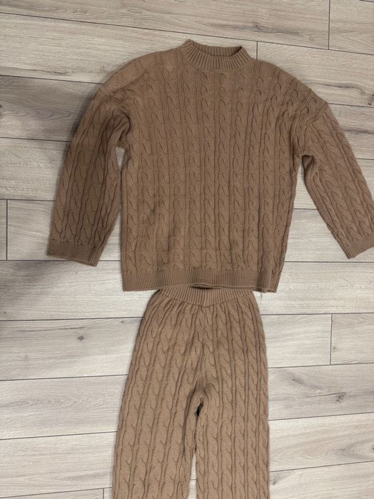 Вʼязаний костюм для дівчини