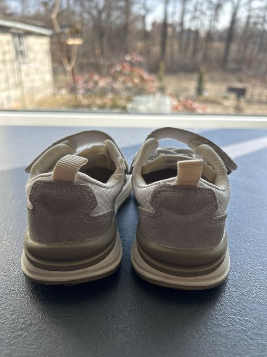 Кросівки Zara.