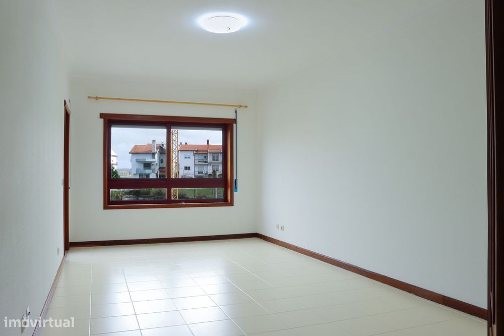 T3 renovado com 2 WC's, varanda e parqueamento em Tavarede