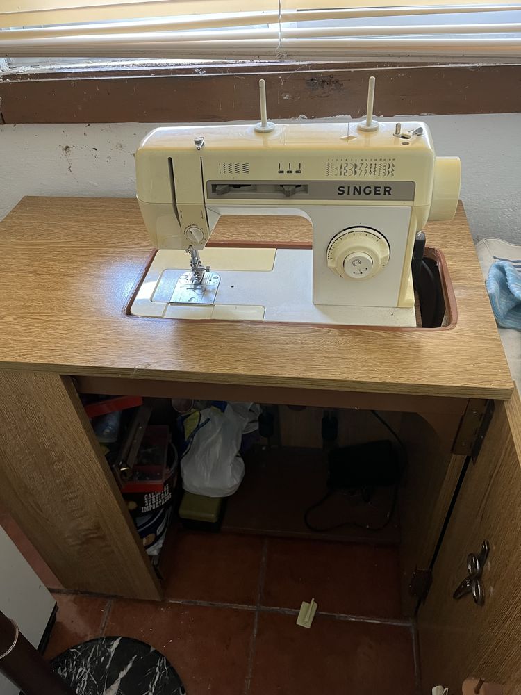 Maquina costura electrica marca Singer em bom estado