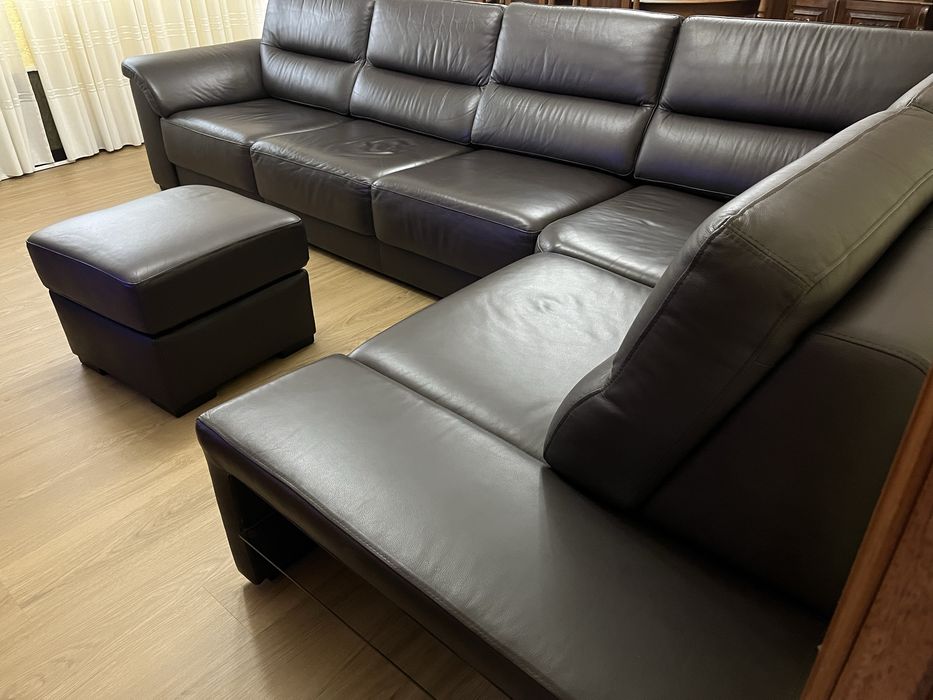 Sofá castanho em pele