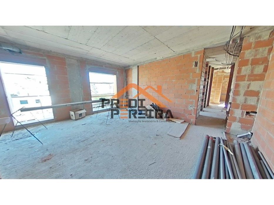 *NOVA CONSTRUÇÃO*
T3 situado em condomínio fechado, com varanda de...