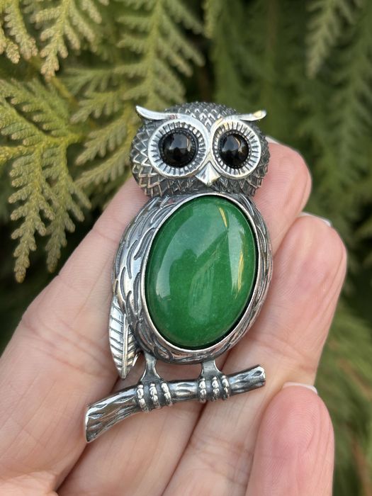 Шикарна срібна брошка з хризопразом «Сова», срібло 925 проба