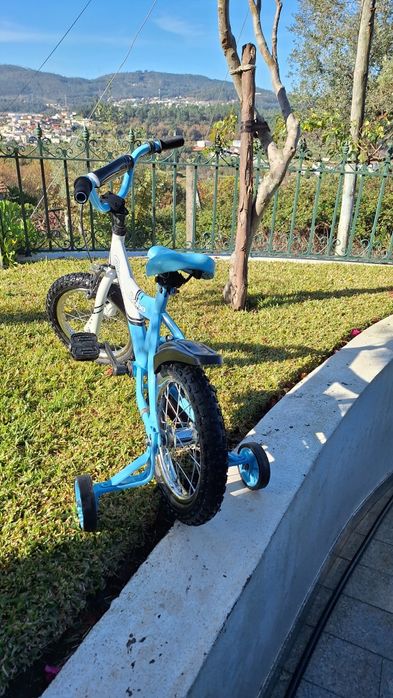 Bicicleta de menino em ótimo estado.