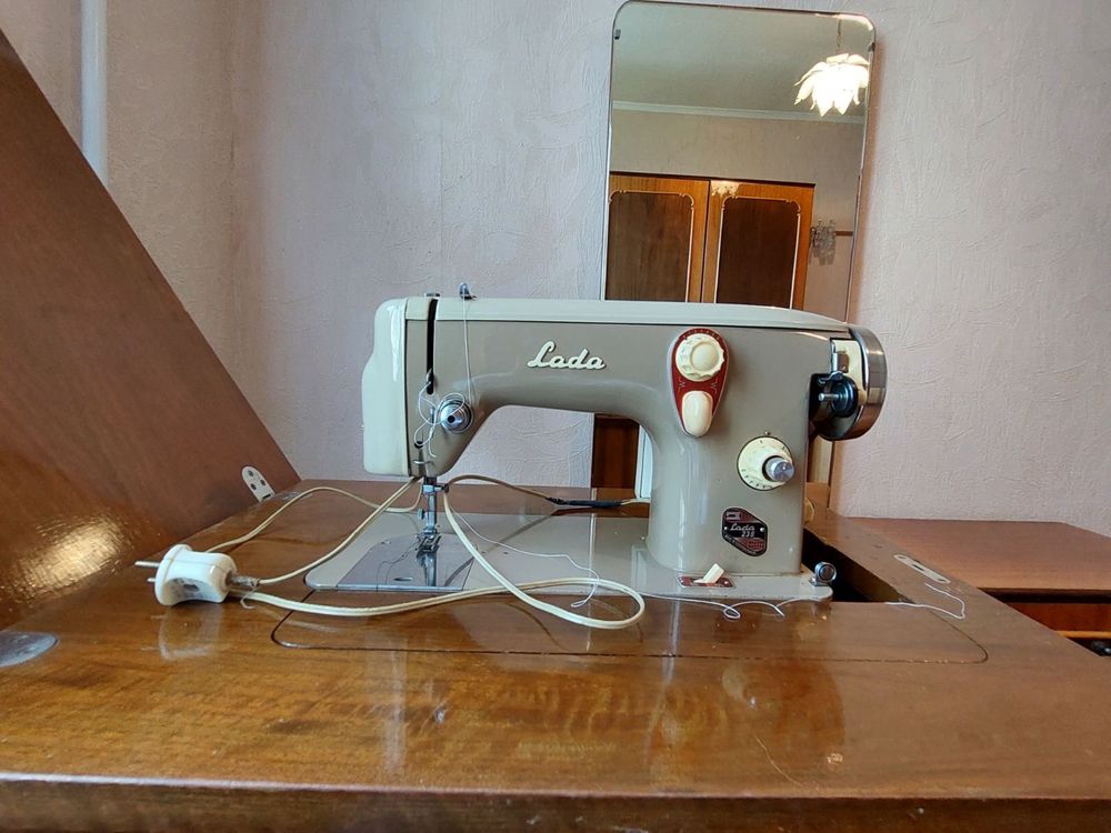 Швейная машинка “Lada”, мебель