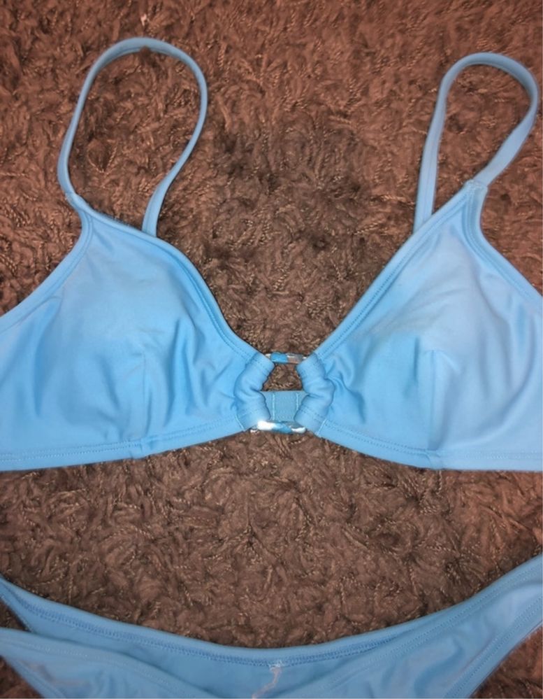 Bikini azul com detalhe no peito