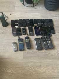 Zestaw starych telefonów komórkowych .