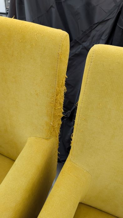 2 cadeirões amarelos