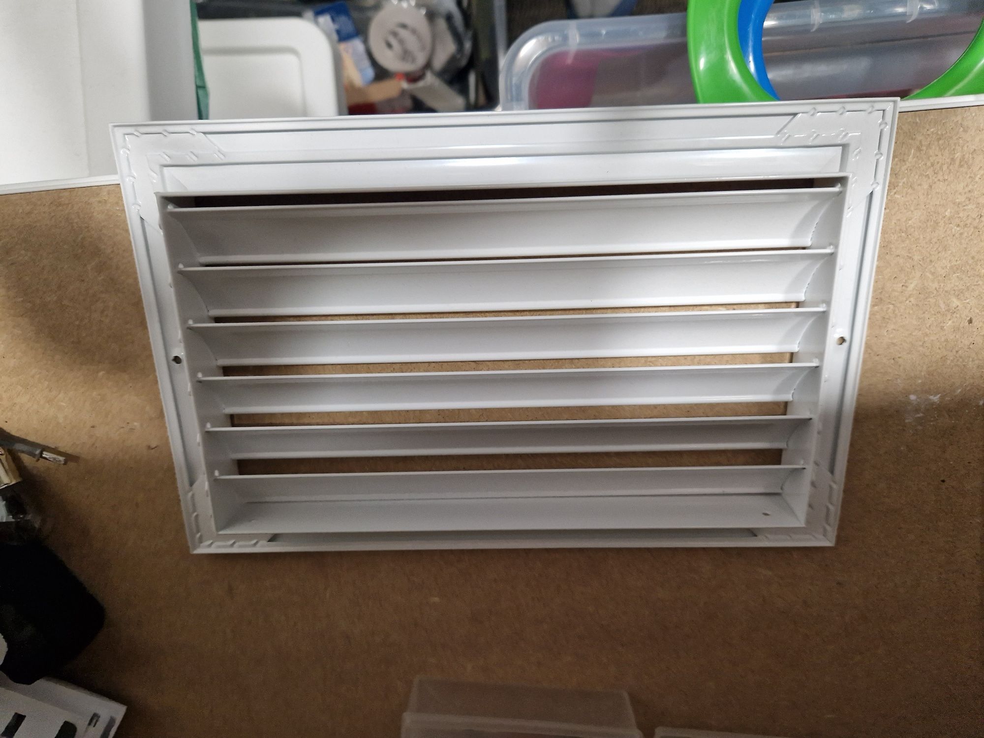 Kratka wentylacyjna aluminiowa biała bez regulacji 250x150 mm
