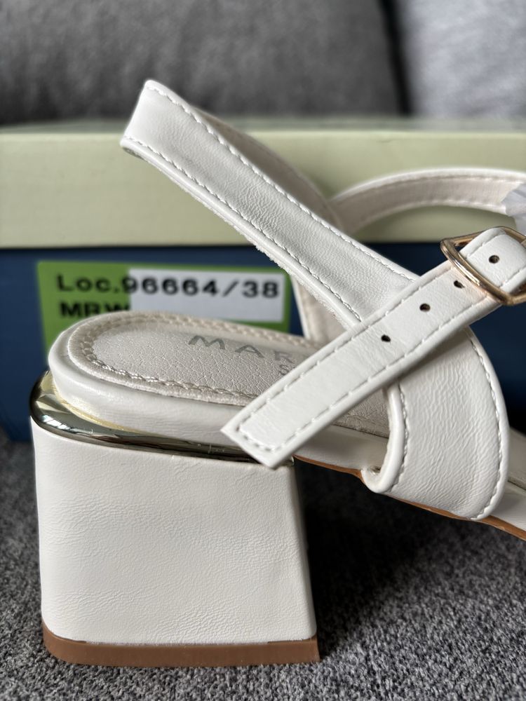 Sandalias brancas Maripaz