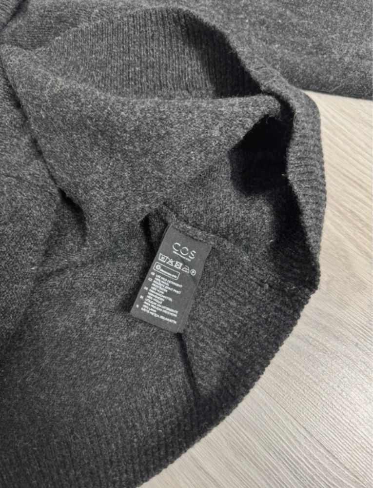 Wełniany czarny sweter damski offshoulder COS dekolt łódka