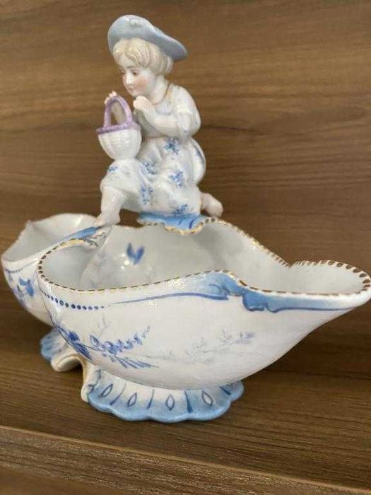 Франція 1870-80-х. Ваза-кошик з дівчинкою.